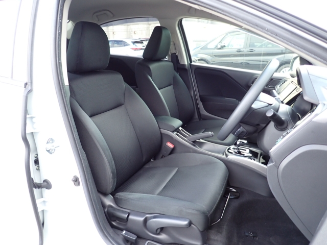 運転席も大きな擦れもなく状態良好です。