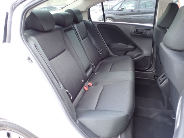 後部座席も大きな擦れもなく状態良好です。