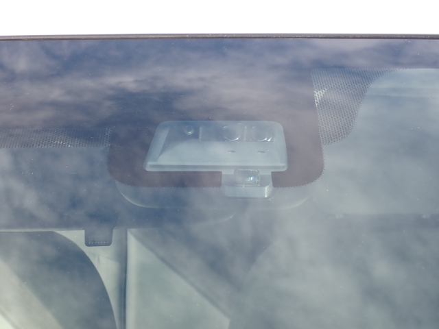 �t�����g�J�����őO���̎ԗ�����s�ғ������m�B�Փ˂������Ȏ��͏Փˉ���y���u���[�L���쓮�A�Փˉ�����T�|�[�g�B