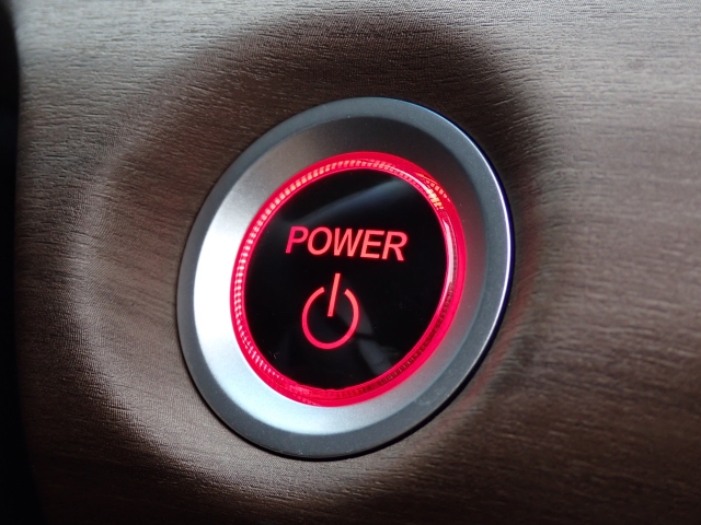 キーレスプッシュスタートシステムを採用しております！ボタン一つでエンジン始動が可能なので、キーを探すこともなくなりますね！