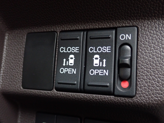 ★スイッチ一つで開閉可能な電動スライドドア装備★もちろん挟み込み防止の安全機能も付いておりますので安心して御利用頂けます。室内スイッチからもキーリモコンからも操作可能です。