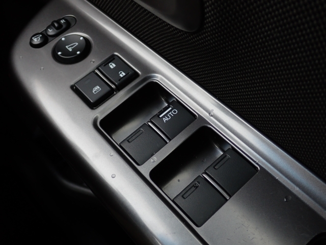 パワーウィンドウなので、窓の開閉もらくらくです！