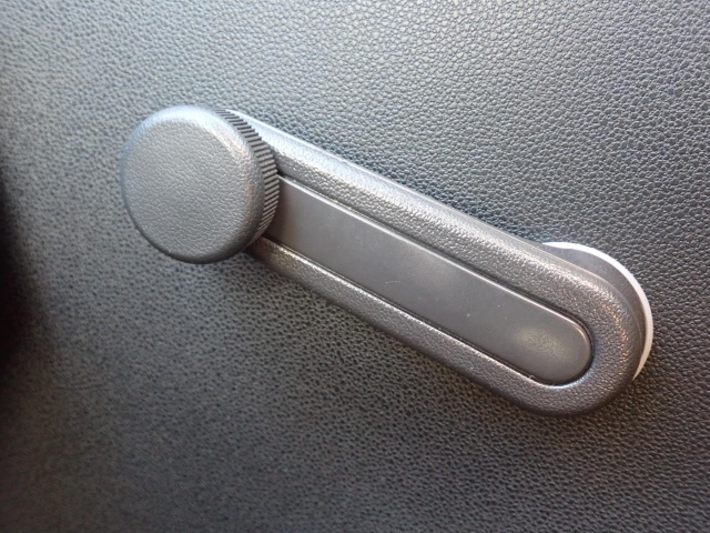 窓の開閉は手動になります。