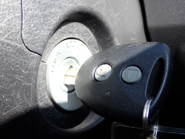 エンジン始動は、キーを差し込むタイプです。