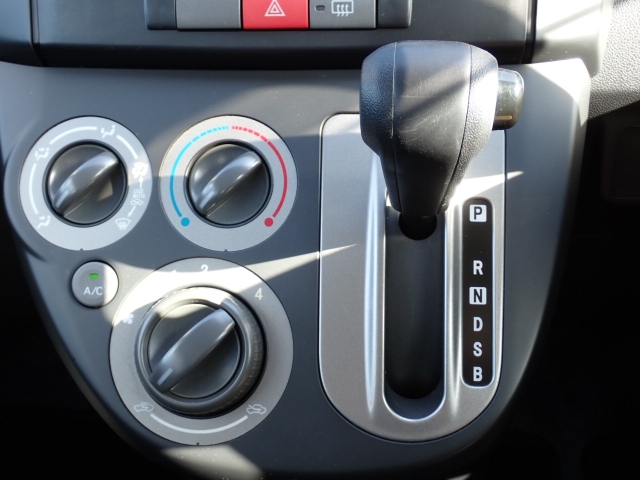シフトとエアコンです。ダイヤル式のマニュアルエアコンになります。シンプルで使いやすい！