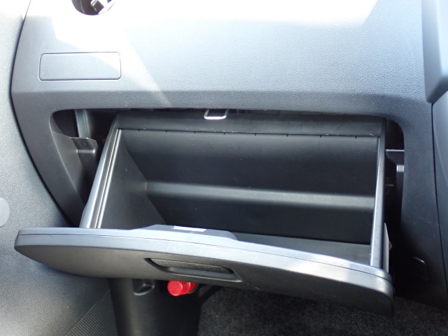収納たっぷりグローブボックス。