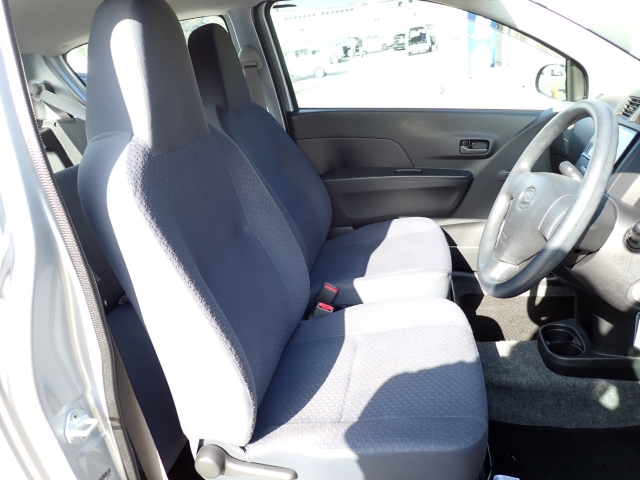 フロントシート、状態良好で安心です。大きな汚れもなく安心です