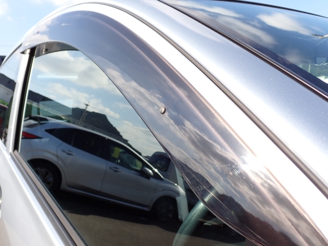 雨の日の換気に便利なドアバイザー付き！