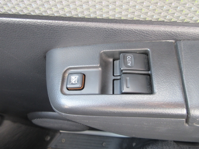 �p���[�E�B���h�E�͉^�]�Ȃ̃X�C�b�`�̂݃I�[�g�@�\����������Ă���܂��B�E�B���h�E���b�N����������Ă��܂��B