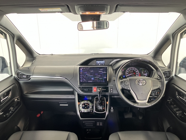 開放的な前方視界！運転がしやすく疲れにくいです♪窓が大きく、見通しがとっても良いおクルマですよ♪