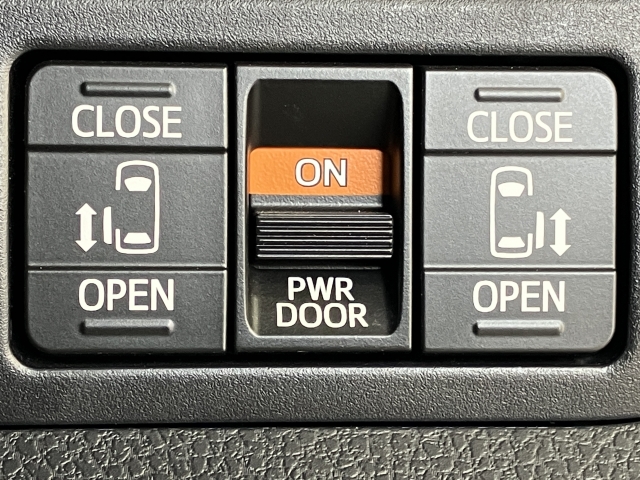 【装備】両側パワースライドドアです☆お子様の乗降りや荷物の積込みがラクラクです♪