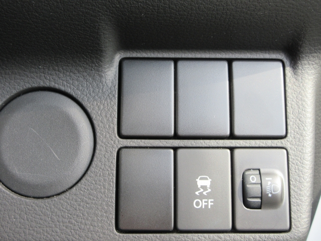 ������E�X�s���h�~�̈��S���u�𑕔����Ă���܂��B�����I�Ƀu���[�L�E�A�N�Z���𐧌䂵�ċ��������肳���鑕�u�ł��B�����Ƃ����������S�̑����ł��B