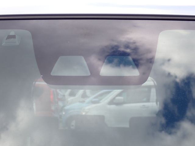 �t�����g�J�����őO���̎ԗ�����s�ғ������m�B�Փ˂������Ȏ��͏Փˉ���y���u���[�L���쓮�A�Փˉ�����T�|�[�g�B