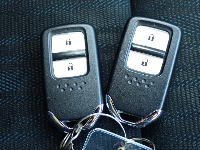 �X�}�[�g�L�[�����I�L�[���|�P�b�g��o�b�O�ɓ��ꂽ�܂܁A�h�A���b�N�̊J���E�{���E�G���W���n�����\�ł��B