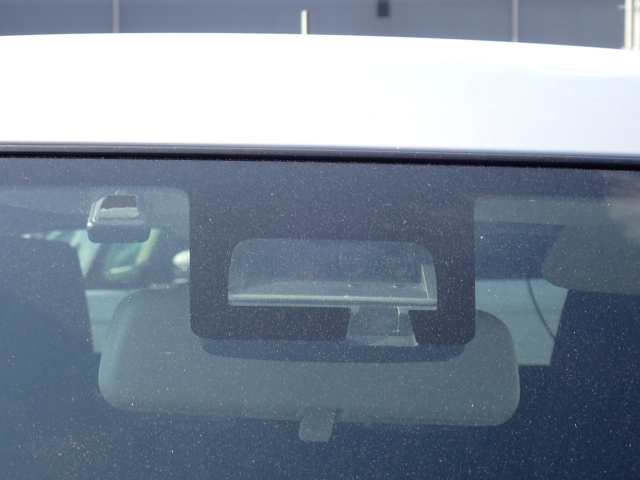 �t�����g�J�����őO���̎ԗ�����s�ғ������m�B�Փ˂������Ȏ��͏Փˉ���y���u���[�L���쓮�A�Փˉ�����T�|�[�g�B