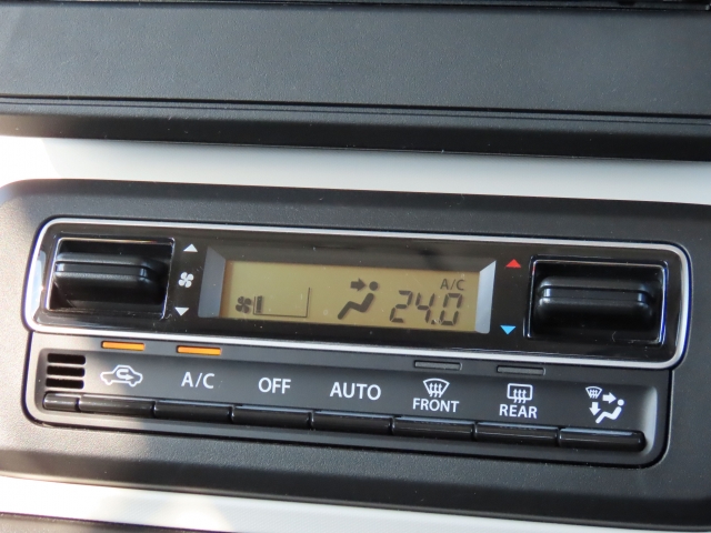 オートエアコン装備。温度設定ができて、室内快適ですよ。