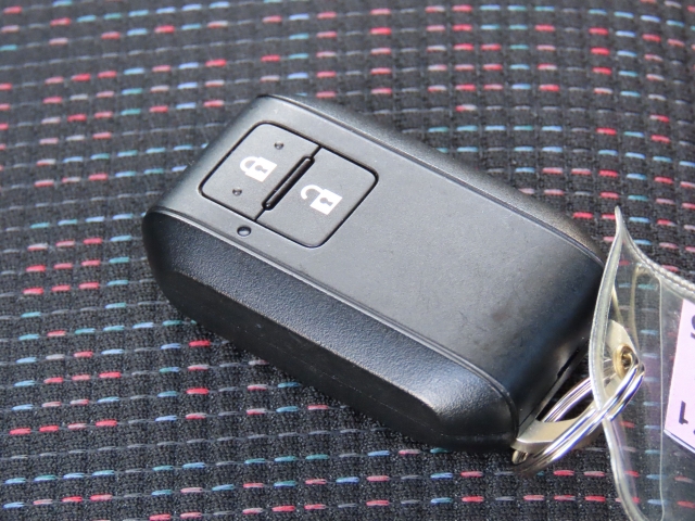 キーをポケットに入れたままでもエンジンＯＮ／ＯＦＦ、ドア施錠／開錠可能♪便利なスマートキー付です♪