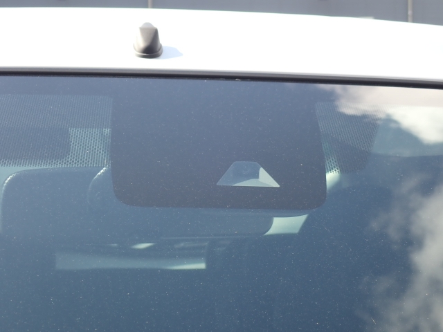 �t�����g�J�����őO���̎ԗ�����s�ғ������m�B�Փ˂������Ȏ��͏Փˉ���y���u���[�L���쓮�A�Փˉ�����T�|�[�g�B