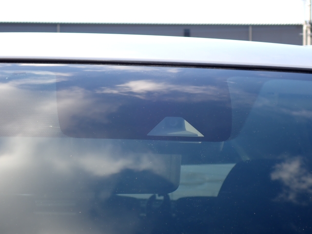 �t�����g�J�����őO���̎ԗ�����s�ғ������m�B�Փ˂������Ȏ��͏Փˉ���y���u���[�L���쓮�A�Փˉ�����T�|�[�g�B