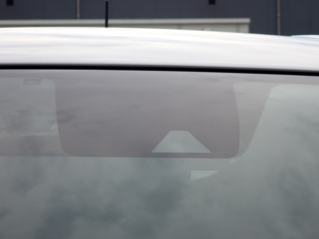 �t�����g�J�����őO���̎ԗ�����s�ғ������m�B�Փ˂������Ȏ��͏Փˉ���y���u���[�L���쓮�A�Փˉ�����T�|�[�g�B