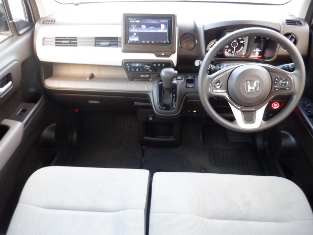 内外装の清掃・ガラス系ボディコーティングをCARクリーニング専門業者が施工いたしますので大変清潔。オリックス自動車ではみなさまに快適なドライブをお約束。