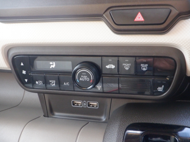 オートエアコン装備。温度設定ができて、室内快適ですよ。