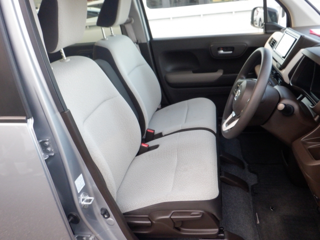 フロントシートも状態良好ですよ。大きな汚れもなく、安心です。座り心地もいいですよ。