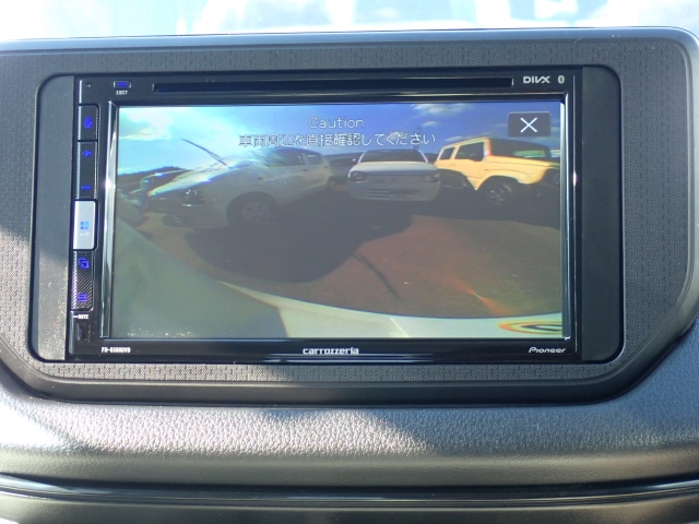 バックカメラ装備しております。駐車時に大変役に立ちますよ♪駐車が苦手な方にも便利機能です♪