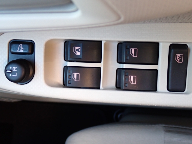 電動格納式ドアミラー・パワーウィンドウ装備しています。