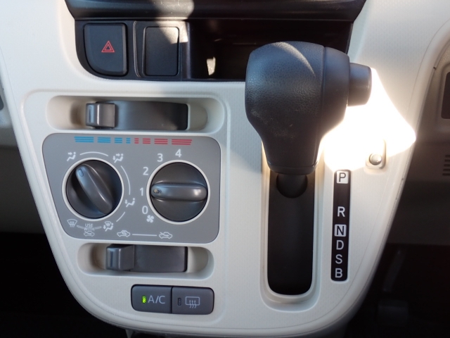 シフトとエアコンです。ダイヤル式のマニュアルエアコンになります。シンプルで使いやすい！