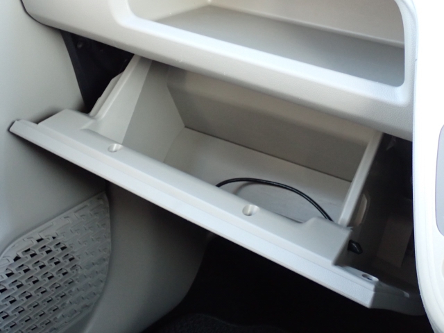 収納たっぷりグローブボックス。