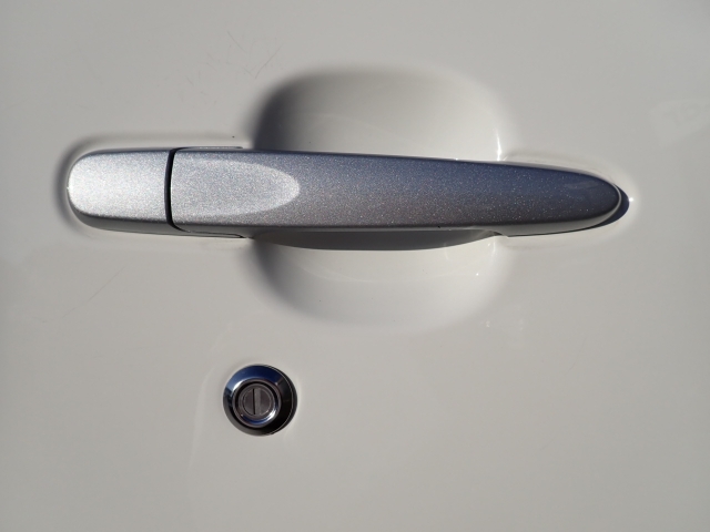 オリックス認定中古車は納車前点検時、エンジンオイル、オイルエレメント、エアコンフィルター、ワイパーゴムを交換してご納車致します。