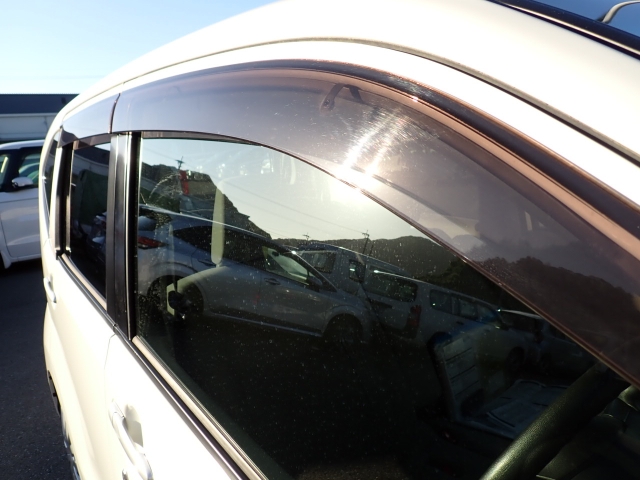 雨の日の換気に便利なドアバイザー付き！