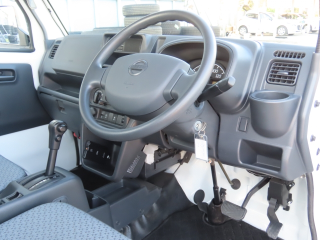 ���O���̐��|�E�K���X�n�{�f�B�R�[�e�B���O��CAR�N���[�j���O���Ǝ҂��{�H�������܂��̂ő�ϐ����B�I���b�N�X�����Ԃł݂͂Ȃ��܂ɉ��K�ȃh���C�u�����񑩁B