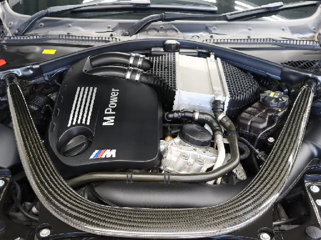 ガレージも完備しております！！悪天候や暗くなってからのご来店でもお車をゆっくりご覧頂けます。出張商談サービスも承ります。詳しくはスタッフまでお気軽にどうぞ。