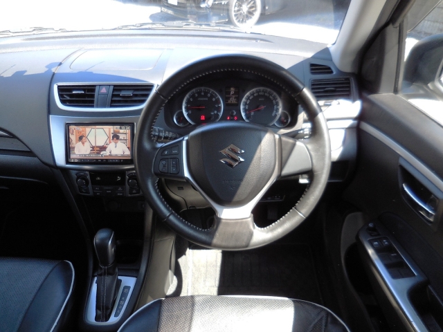 �K���X���傫���A�ƂĂ��^�]���₷��1��ł��B�����͂������A���N����^�]�ɕs����ȕ����A�y�����h���C�u�o���܂����