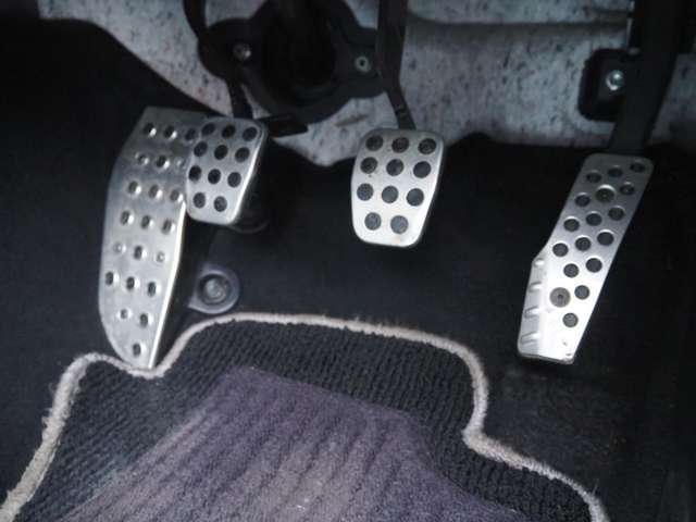 人気のＭＴ車！アルミペダルで内装もスポー