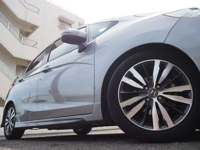 純正１６インチＡＷが足元を煌かせます♪