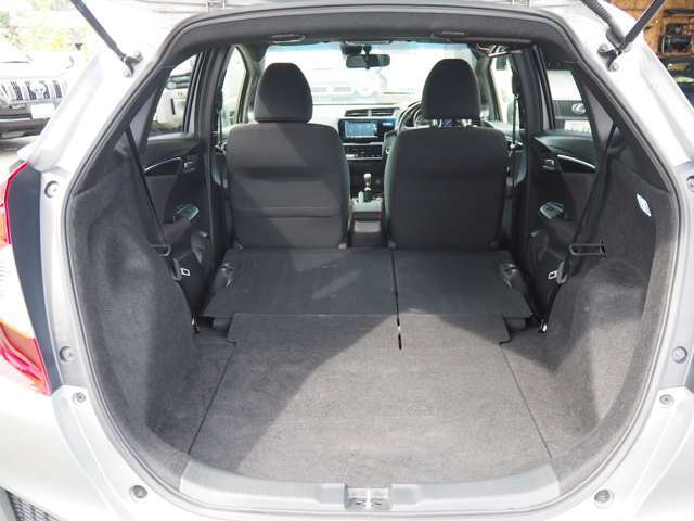 ☆広々した荷室でゴルフバック等の大きな荷