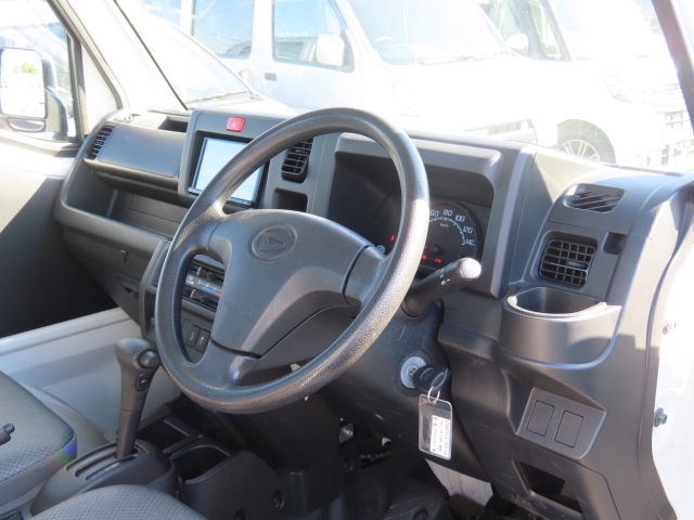 ���O���̐��|�E�K���X�n�{�f�B�R�[�e�B���O��CAR�N���[�j���O���Ǝ҂��{�H�������܂��̂ő�ϐ����B�I���b�N�X�����Ԃł݂͂Ȃ��܂ɉ��K�ȃh���C�u�����񑩁B