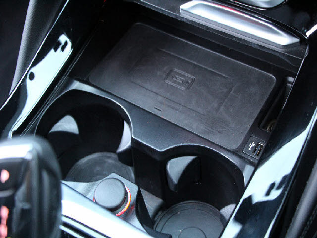 全車店頭にて展示中！お越し頂ければ現車確認が可能です。お気軽にお越しくださいませ。専門スタッフが細かくご説明させて頂きますので輸入車にご不安がある方でも安心です。