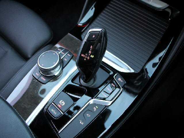 当社では全車充実の無料アフターサービス付です！全車無料２年保証＆年３回３年間エンジンオイル交換無料＆ポリマーメンテナンス施工＆関東圏外陸送納車費用無料サービス中。詳しくはホームページをご覧ください。