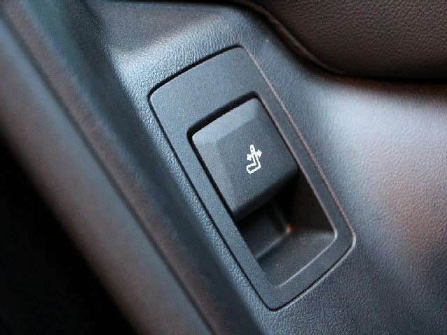 全車店頭にて展示中！お越し頂ければ現車確認が可能です。お気軽にお越しくださいませ。専門スタッフが細かくご説明させて頂きますので輸入車にご不安がある方でも安心です。