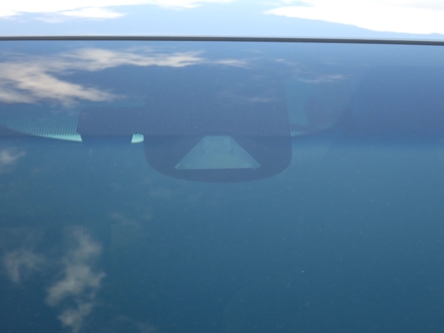 �t�����g�J�����őO���̎ԗ�����s�ғ������m�B�Փ˂������Ȏ��͏Փˉ���y���u���[�L���쓮�A�Փˉ�����T�|�[�g�B