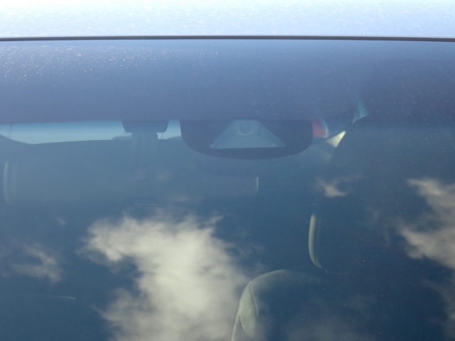 �t�����g�J�����őO���̎ԗ�����s�ғ������m�B�Փ˂������Ȏ��͏Փˉ���y���u���[�L���쓮�A�Փˉ�����T�|�[�g�B