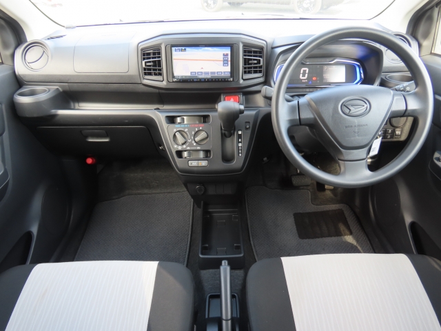 内外装の清掃・ガラス系ボディコーティングをCARクリーニング専門業者が施工いたしますので大変清潔。オリックス自動車ではみなさまに快適なドライブをお約束。