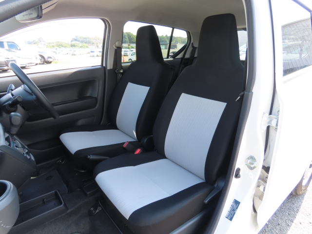 フロントシートも状態良好ですよ。大きな汚れもなく、安心です。座り心地もいいですよ。