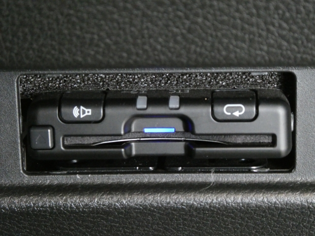 ETC���ڂ��Ă���̂ŗL�����H���s���ɗ������ł̒�Ԃ��邱�ƂȂ��ʉ߉\�ł��B