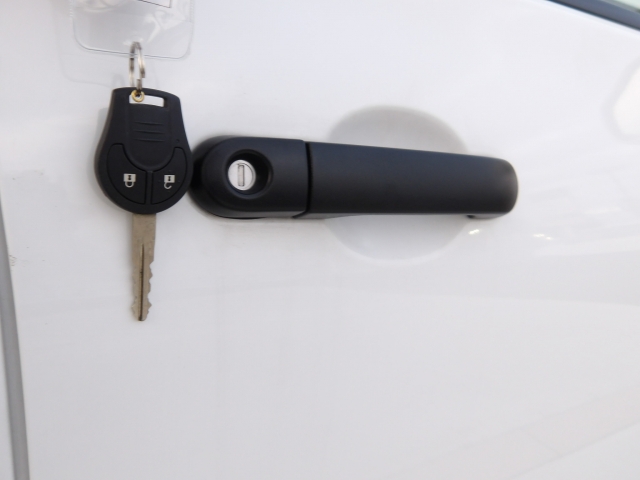 �V���v���ȃL�[���X�ɂȂ��Ă��܂��B�{�^���Ńh�A�̊J��/�{�����\�ł��B