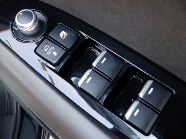 �p���[�E�B���h�E�͉^�]�Ȃ̃X�C�b�`�̂݃I�[�g�@�\�������I���q�l���ꏏ�̎������S�̃E�B���h�E���b�N�t����X�Ƀh�A�~���[�͓d�����̊p�x�������i�[�@�\�t���Ȃ̂ŋ������ő劈��I